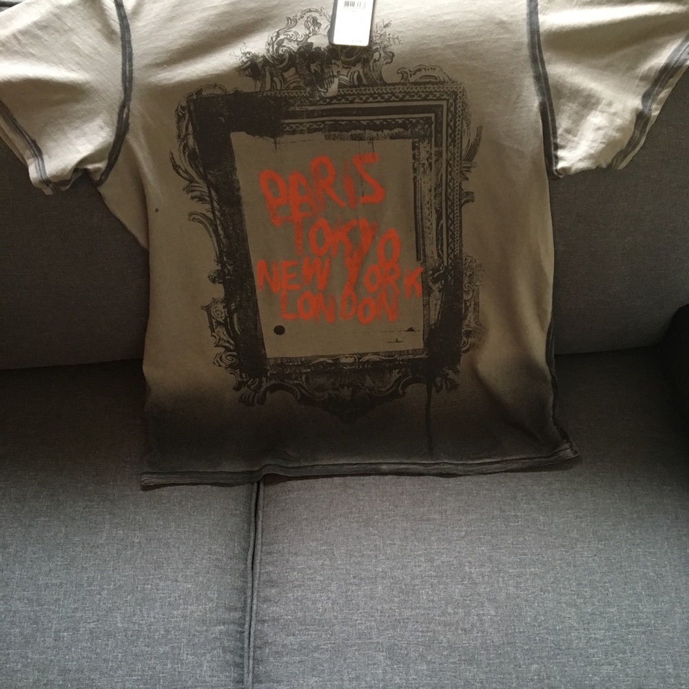Brand new men’s guess graphic T-shirt